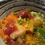 一心 - 半分くらい食べてもこの量です♪
      鮪、カンパチ、サーモンなど
      刺身で使った切り落とし部分をユッケに使用(*¨̮*)
      卵黄、ごま油、炒りごまの風味が
      ねっとり濃厚で美味しい(*´༥`*)♡