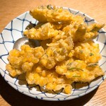 蕎麦屋 にこら - とうもろこしと新生姜のかき揚げ