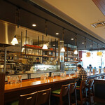 つばめキッチン - カウンターの奥が窓際