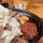 スタミナ鉄板 博多アイアンマン - たっぷり辛みそ投入！