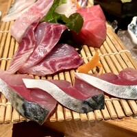 磯ぎよし 天神店 - お刺身盛合わせ（2〜3人前）この日は、あなご　あじ　ヒラス　まぐろ
                      イサキ　さば　かつお　¥3,300