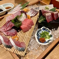 磯ぎよし 天神店 - お刺身盛合わせ（2〜3人前）この日は、あなご　あじ　ヒラス　まぐろ
                    イサキ　さば　かつお　¥3,300