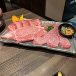 炭火焼肉 寿門 - お肉の塩盛り