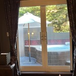 ベルエキップ - 2部屋目のジャグジーの方が小さいが、階段がある