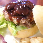 マグノリアカフェ - 熟成チェダーチーズのハンバーガー キノコソース断面