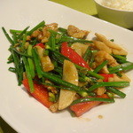 龍の翼 - 珍野菜花韮（ハナニラ）と阿部鶏のオイスターソース炒め