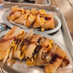 台湾早餐天国 - 奥：コーンチーズダンピン  手前麻辣ダンピン