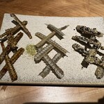 軽井沢 うなぎ四代目菊川 - 骨せんべい（手羽先、山椒塩、おこし風、）