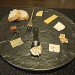 チーズ料理×ワインブッフェ シャンブレ - チーズ7種盛り合わせ　素人的には量が少ないように見えますが、ワインを味わって飲むにはちょうど良い量でした