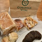 グルマンヴィタル 垂井本店 - 左上 / 北の大地ミルク食パン
                                右上 / 石窯大納とクリームチーズ1/2