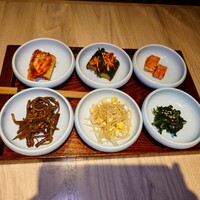 雪月花 大野店 - ●《要予約》【ランチ・ディナー】
                    銘柄和牛焼肉コース 『花』特別価格　8,800円
                    
                    ▷キムチとナムルの盛り合わせ（2名分での提供）
                    
                    基本、胡麻油と塩のお上品さのある味わい
                    
                    ◯ほうれん草のナムル