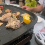 北海道カムイテラス ビアピリカ - スパイシーなチキンも美味しい！