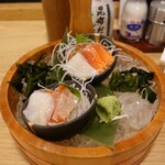 炭火燒鳥與秋田Seafood居酒屋福To屋 - お通しはお刺身（写真は2人分）