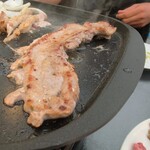 北海道カムイテラス ビアピリカ - 豚バラは焼いたあとカットします