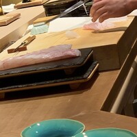 鮨 いつつ - 始まりの予感。何やら厚みのある白身が登壇、時系列で掲載します。