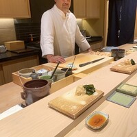 鮨 いつつ - 板場は、2人体制。ワタクシの席の担当親方。キリッとしてますが、立ってよし、寝てよし、握ってよしのなかなかのテクニシャンと見た。美味しかったです親方。