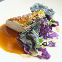 Restaurant Bellustar - ランチコース 8000円 の伊達鶏の炭火焼 紫キャベツ