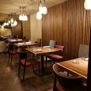 オーセンティックな雰囲気で落ち着きのある空間