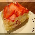 お菓子職人 おとべ - カットしたいちごロール