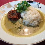 シェ・イノ - トマトで煮込んだ奥州仔羊のキーマとグリーンカレー、パクチー添え