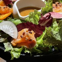 デ サリータ 渋谷 - サーモンマリネと8種野菜のリースサラダ