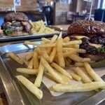 ウェスタンカフェダイナーテキサスカウボーイ - 訪問日 2025.8.13(水)
      キングベーコンチーズバーガー ダブルパティ　　　　　　　　（ポテトつき）　　　　　　2000円（税込）
      　　　　　　　　　　　　　　　　　　×2人