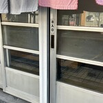 大衆酒場カネス - ★出入口は真ん中よりやや右よりにある(⌒-⌒; )