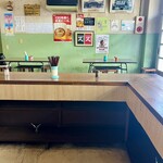 大衆酒場カネス - 店内　コの字のカウンター席にテーブル2卓