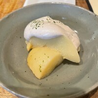 浅草 ひら山 - 白桃の白和え。ホイップみたいな白和えは、初めて食べました。白桃との相性ばっちり。