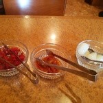 ヤーマ・カーマ - 福神漬け（左）、アチャール（中）、らっきょう（右）