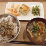 トーコーキッチン - 野菜のキッシュ 副菜二品 豚汁 ご飯