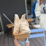 リビスコ 目黒店 - 左が白桃、右がヘーゼルナッツプレミアム。外に出た瞬間に溶けちゃう泣