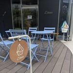 リビスコ - 外にベンチやテーブルが。色も可愛い。