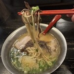 はりがね - 極細の平麺。歯応えも程よく麺自体もとても美味しい。酔っ払いだったので麺だけリフトアップできなかったらしいです（笑）