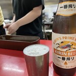 ギョーザ専門店イチロー - カウンター目の前で餃子包みのスタッフさん