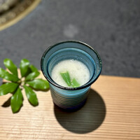 日本焼肉はせ川 別亭 銀座店 - 冷たい山芋のスリ流し！ジュンサイとオクラ入り！夏らしく涼やかで美味しい〜！