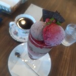 クリクリ - チェリーとラズベリーのパフェ¥1250(〜2025.8.18)