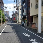マドラスミールス - お店は商店街のゲート下にあります。