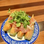 創作料理Ryota  - ●北海道富良野の指定農家直送赤肉メロンとフランス原木生ハムスライス（¥4,480）