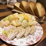 創作料理Ryota  - ●ブルガリア産フォアグラテリーヌと富山県産完熟桃と完熟マンゴー〜自家製ブリオッシュ〜（￥5,500）