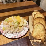 創作料理Ryota  - ●ブルガリア産フォアグラテリーヌと富山県産完熟桃と完熟マンゴー〜自家製ブリオッシュ〜（￥5,500）