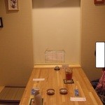 灯ダイニング 襟一 - （再訪）この奥に店側の通路があり、白いブラインドが上下して店員さんが対応してくれます。