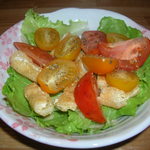 灯ダイニング 襟一 - レタスとトマトのサラダ（390円）