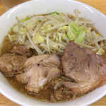 ラーメン二郎 - ラーメン 700円　麺半分・ヤサイ少なめ・ニンニクちょっと・カラメ・アブラ