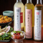 円頓寺マッコリ醸造所 - 料理写真:料理とマッコリ