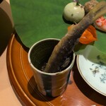 銀座 しのはら - 鮎の唐揚げ、器の中にはキャビア、サワークリーム、トマト、キュウリ