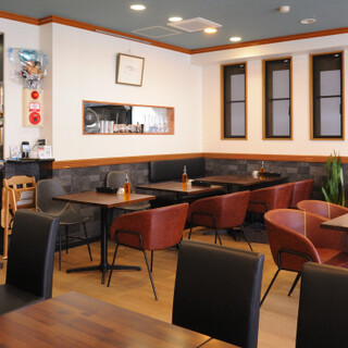 広々としたお洒落な空間で愛犬と一緒に食事が楽しめます◎