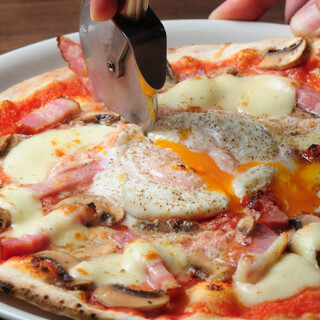 ペレット窯で焼き上げる香り高い本格ピザを囲んでワイワイと♪