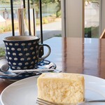 Koubun cafe - このチーズケーキ、つぶつぶが残っていて食感がよいのです。コーヒーも酸味寄りで飲みやすい。立地も素敵ですがカフェ自体がお味の管理にコンセプトを持たれているイメージを感じました。よいお店ですね。