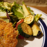 スペイン食堂 エルペケーニャ - 焼き野菜とサラダはそれぞれ豊かな味わいで添える。